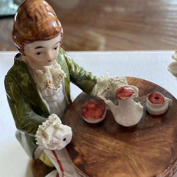 Porcelain statue. - Picture 3 of 6